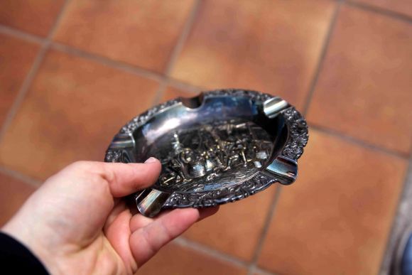 Потемневшая от времени латунная сигарная пепельница