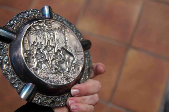 Потемневшая от времени латунная сигарная пепельница