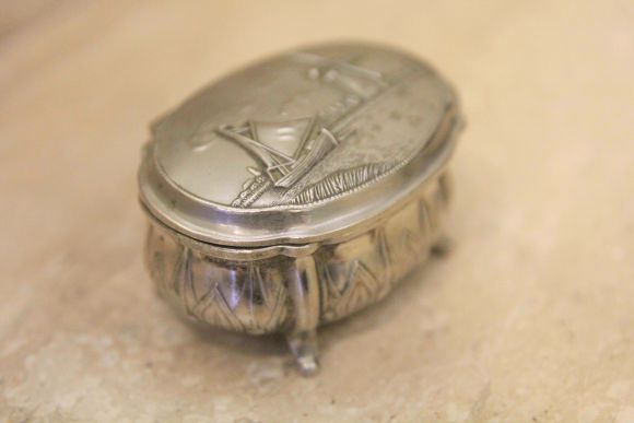 Миленькая маленькая шкатулочка со спокойным пейзажем