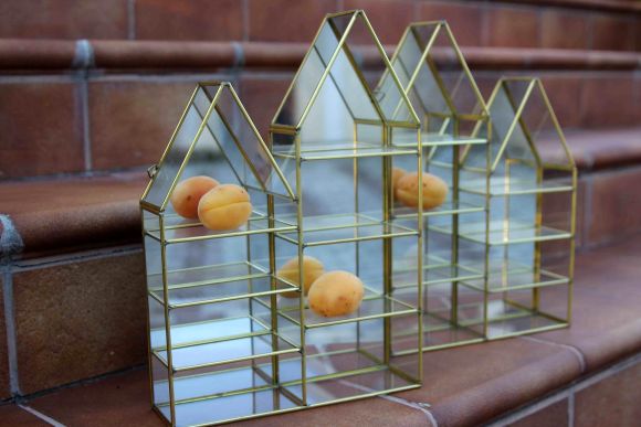 Стеклянная витрина - домик для коллекций