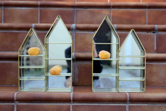 Стеклянная витрина - домик для коллекций