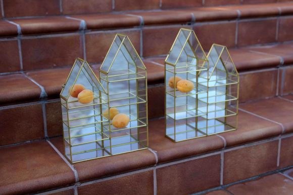 Стеклянная витрина - домик для коллекций