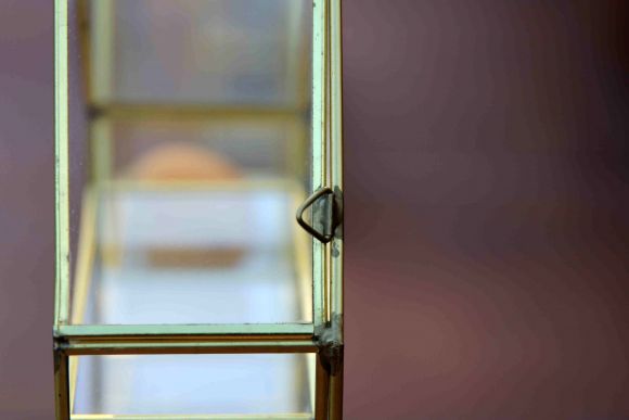 Стеклянная витрина - домик для коллекций