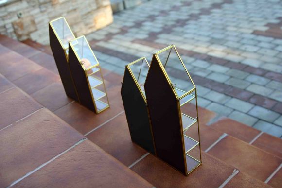 Стеклянная витрина - домик для коллекций