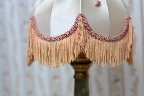 Антикварная настольная лампа со старинным абажуром