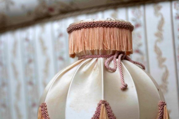 Антикварная настольная лампа со старинным абажуром