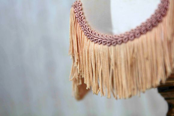 Антикварная настольная лампа со старинным абажуром