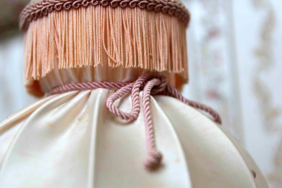 Антикварная настольная лампа со старинным абажуром