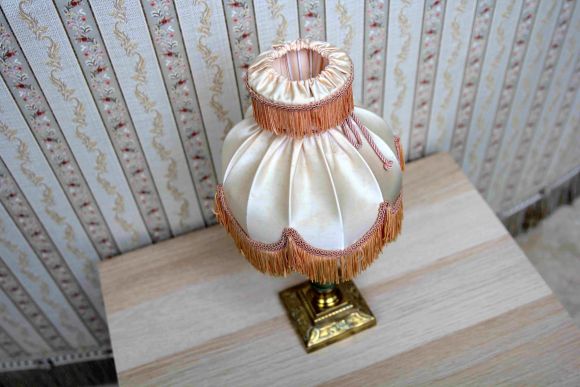 Антикварная настольная лампа со старинным абажуром