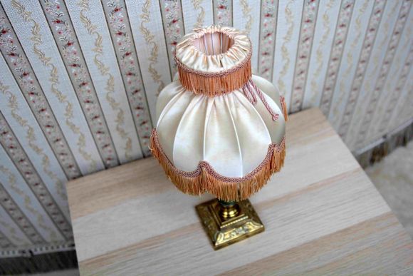 Антикварная настольная лампа со старинным абажуром