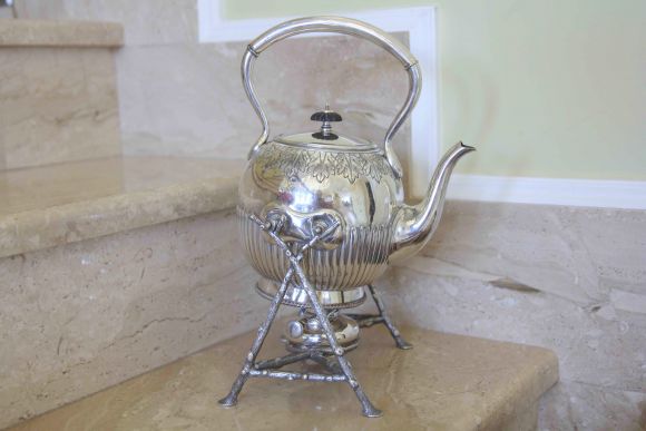 Старинная бульотка со спиртовкой на изящной подставке