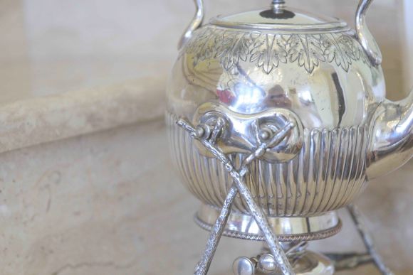 Старинная бульотка со спиртовкой на изящной подставке