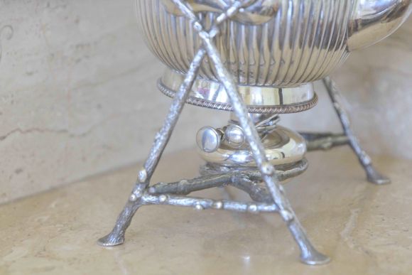 Старинная бульотка со спиртовкой на изящной подставке