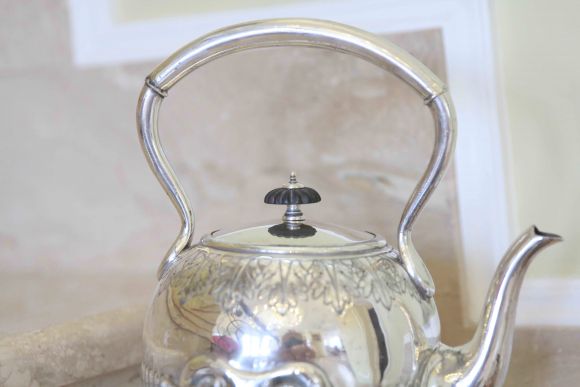 Старинная бульотка со спиртовкой на изящной подставке