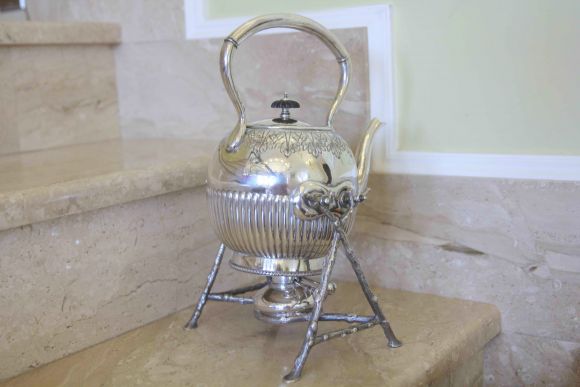 Старинная бульотка со спиртовкой на изящной подставке