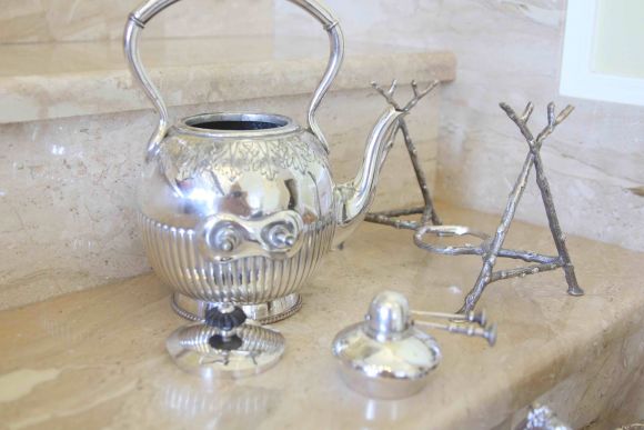 Старинная бульотка со спиртовкой на изящной подставке