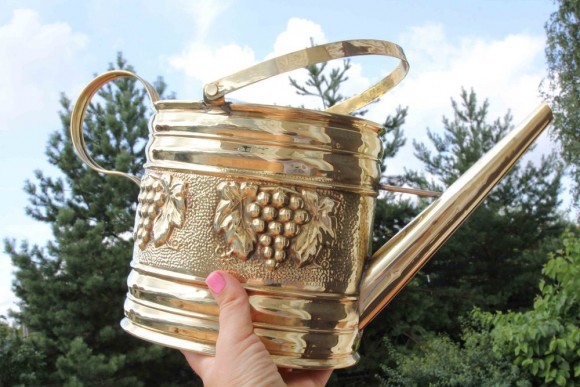 Замечательная, удобная, антикварная лейка из латуни