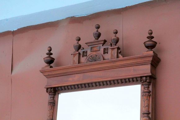 Красивое зеркало в антикварной деревянной раме