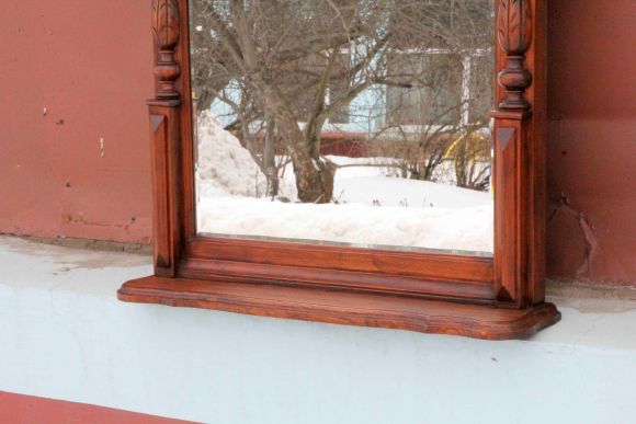 Красивое зеркало в антикварной деревянной раме