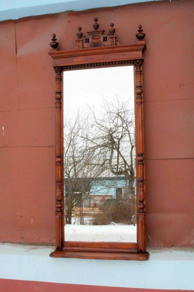 Красивое зеркало в антикварной деревянной раме