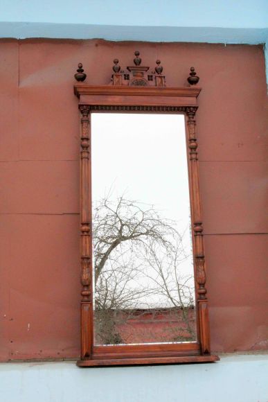 Красивое зеркало в антикварной деревянной раме