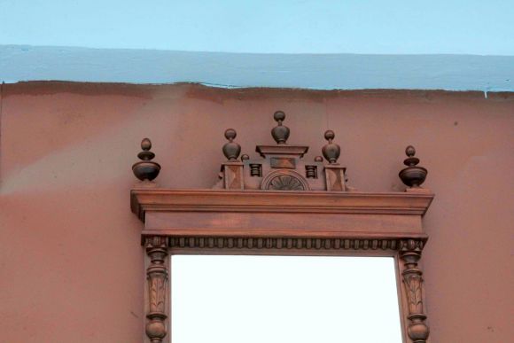 Красивое зеркало в антикварной деревянной раме