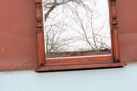Красивое зеркало в антикварной деревянной раме