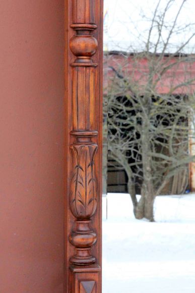 Красивое зеркало в антикварной деревянной раме