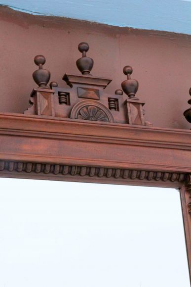 Красивое зеркало в антикварной деревянной раме