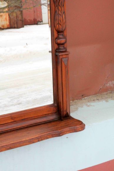 Красивое зеркало в антикварной деревянной раме