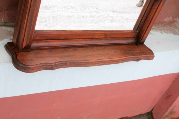 Красивое зеркало в антикварной деревянной раме