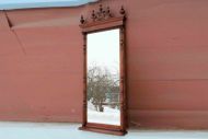Красивое зеркало в антикварной деревянной раме Красивое зеркало в антикварной деревянной раме