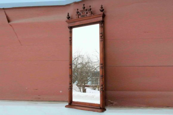 Красивое зеркало в антикварной деревянной раме