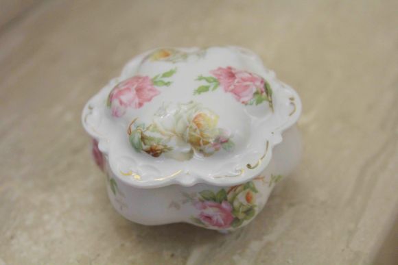 Прекрасная фарфоровая шкатулочка известного австрийского бренда