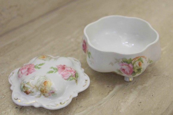 Прекрасная фарфоровая шкатулочка известного австрийского бренда