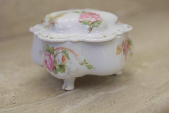 Прекрасная фарфоровая шкатулочка известного австрийского бренда