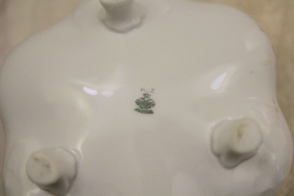 Прекрасная фарфоровая шкатулочка известного австрийского бренда