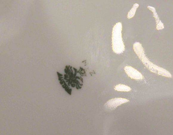 Прекрасная фарфоровая шкатулочка известного австрийского бренда