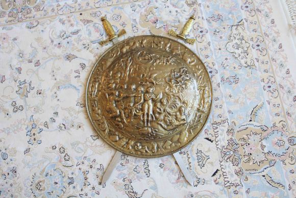 Антикварное панно с античным сюжетом и мечами