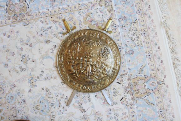 Антикварное панно с античным сюжетом и мечами