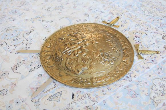 Антикварное панно с античным сюжетом и мечами