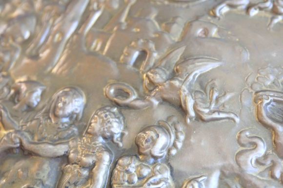 Антикварное панно с античным сюжетом и мечами