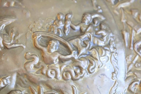 Антикварное панно с античным сюжетом и мечами