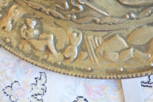 Антикварное панно с античным сюжетом и мечами