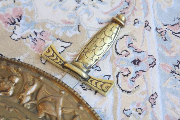 Антикварное панно с античным сюжетом и мечами