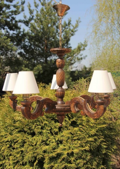 Роскошная антикварная люстра из массива дуба с милыми абажурами 
