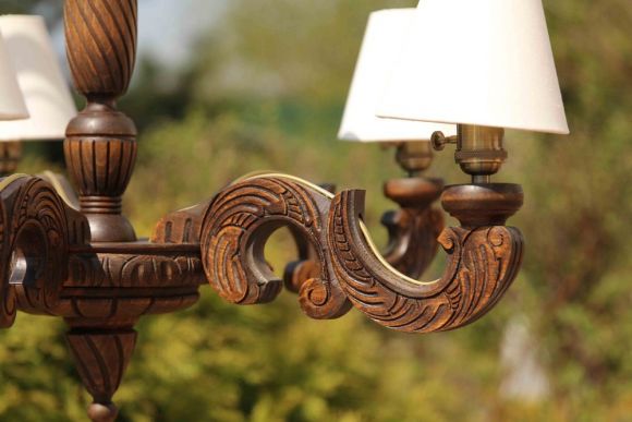 Роскошная антикварная люстра из массива дуба с милыми абажурами 