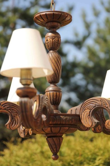 Роскошная антикварная люстра из массива дуба с милыми абажурами 