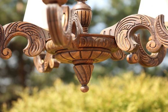 Роскошная антикварная люстра из массива дуба с милыми абажурами 