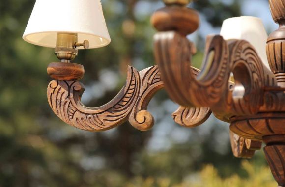 Роскошная антикварная люстра из массива дуба с милыми абажурами 